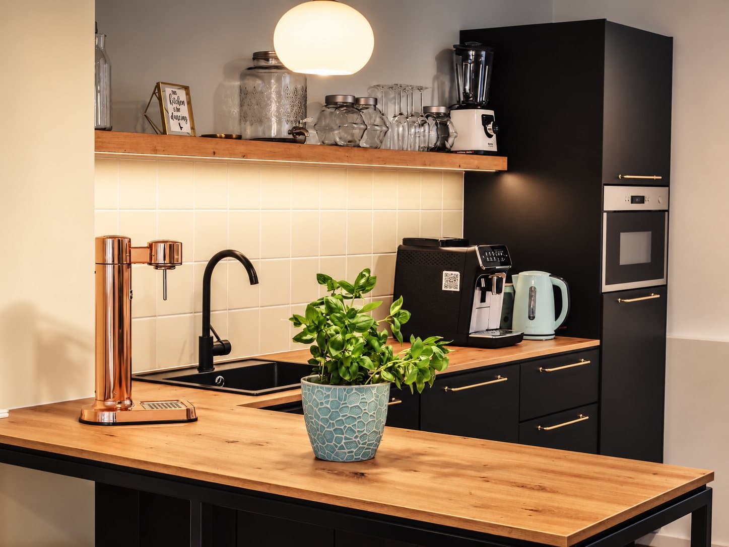 Küche mit Kücheninsel in Holz und schwarzen Fronten