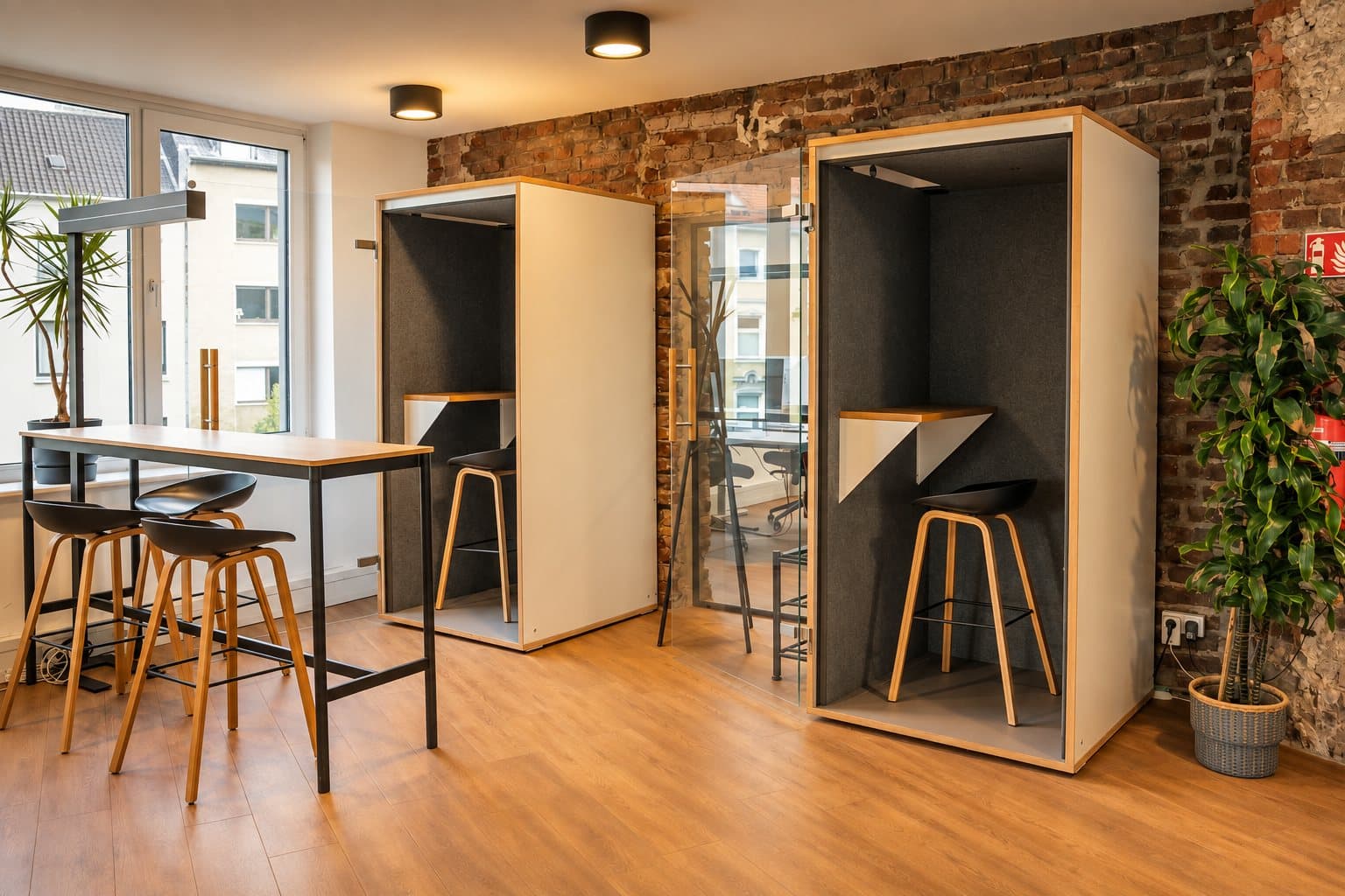 Telefonboxen und Bartisch vor Klinkerwand