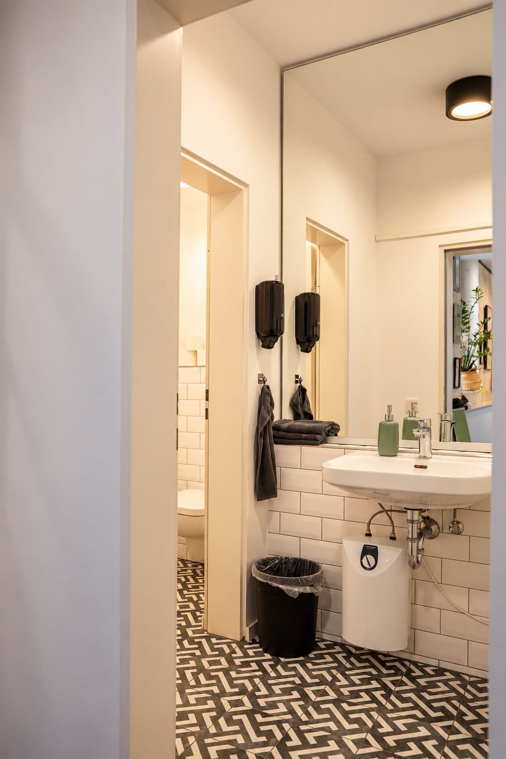 Eigene Toilettenanlage mit Waschtisch auf der Etage